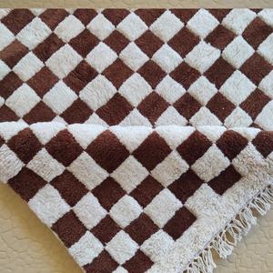 Tapis épais marocain authentique tissé à la main, abstrait, écologique, en laine shag brun chocolat et ivoire, style berbère minimaliste - Product Image 1