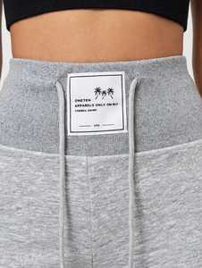 ONETEN APPARELS ชุดเซ็ต 2 ชิ้นสำหรับผู้หญิง เสื้อครอปสีดำแบบริบ และกางเกงขาสั้นสีเทาแบบมีเชือกผูก - Product Image 6
