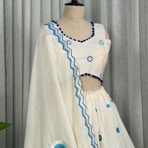 Lehenga Choli en soie Vichitra blanche lourde avec travail miroir et dupatta brodé, prix de gros par Royal Export - Product Image 4