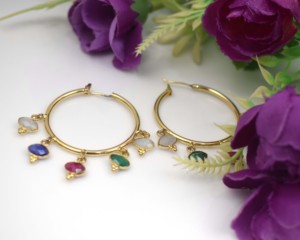 Boucles d'oreilles créoles plaquées or 18 carats style bohème avec breloques multi-pierres et motif œil porte-bonheur pour femme, thème judaïsme - Product Image 1
