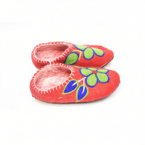 Chaussures en laine rouge avec fleur en feutre pour les sports d'intérieur - Product Image 2