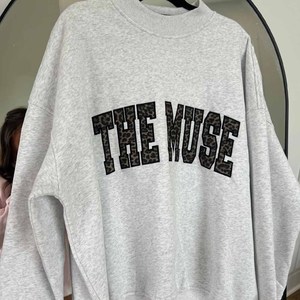 เสื้อพูลโอเวอร์คอเต่าทรงโอเวอร์ไซส์ ผ้าเฟรนช์เทอร์รี่ พิมพ์ลายตัวอักษรสีเทา พร้อมโลโก้แบบกำหนดเอง สำหรับใส่ในฤดูใบไม้ร่วง เหมาะสำหรับทั้งชายและหญิง - Product Image 4