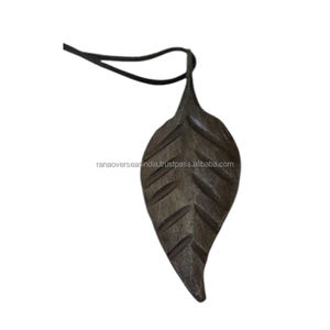 Colgante de hoja de hierro de la mejor calidad, amuleto de moda duradero y de moda para uso diario disponible en varios diseños y tamaños - Product Image 3