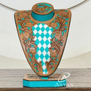 Buste de présentation en cuir véritable à motif damier, très demandé, avec design floral gravé, pour bijoux et colliers, idéal pour l'affichage en showroom - Product Image 1