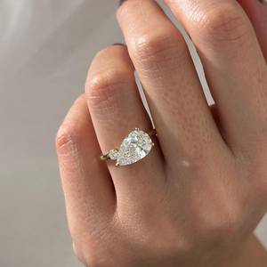 Bague de fiançailles en diamant de laboratoire de 3 carats en forme de poire, bague à deux pierres, certifiée IGI - Product Image 6