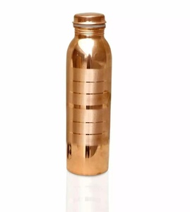 Bouteille d'eau en cuivre rayée à prix de gros, finition lisse, vaisselle ayurvédique faite à la main pour le bien-être quotidien - Product Image 1