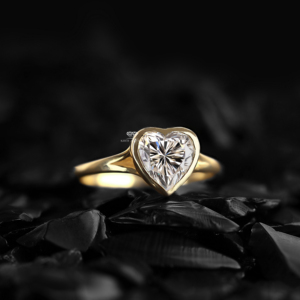 Anillo de compromiso con diamante en forma de corazón, anillo solitario con bisel de oro de 14 quilates, anillo nupcial minimalista, anillo de promesa romántico, regalo para ella - Product Image 1