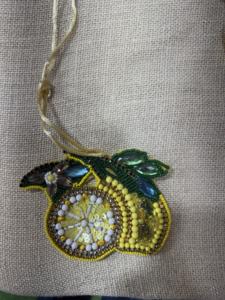 Pendentif de sac en perles de rocaille de haute qualité, fait main, style bohème chrétien, avec perles d'imitation et perles en verre filé, en forme de signe de paix - Product Image 4