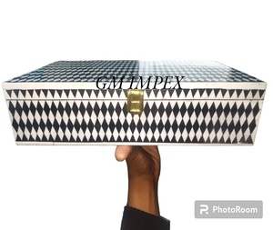 Organizador de joyero de madera con incrustaciones de hueso de línea horizontal en blanco y negro personalizable disponible en tamaños y colores personalizados - Product Image 5