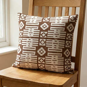 Housse de coussin décorative à motif géométrique tribal marron imprimé à la main, style global, 18 × 18 pouces - Product Image 1