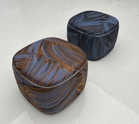 Pouf de luxe en tissu avec motif grain de bois pour salon, repose-pieds élégant et siège supplémentaire