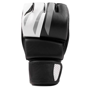 ถุงมือ MMA ระดับมืออาชีพสำหรับผู้ใหญ่และเด็ก ทำจากหนังวัว สีดำขาว ดีไซน์ครึ่งนิ้ว ผลิตในประเทศปากีสถาน - Product Image 2