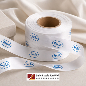 Etiquetas personalizadas con impresión en cinta de satén para una marca y eventos premium con un acabado satinado suave y servicios profesionales de impresión de logotipos. - Product Image 3
