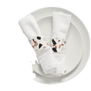 ที่วางแหวนผ้าเช็ดปากเรซิน Terrazzo สําหรับงานแต่งงานและอาหารค่ําที่วางแหวนทิชชู่บนโต๊ะอาหารที่วางผ้าเช็ดปากทรงกลมในราคาที่ดีที่สุด - Product Image 1