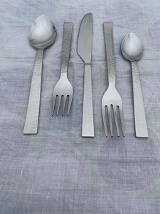 Ensemble de couverts en acier inoxydable luxueux et soignés, avec poignées design, idéal pour les secteurs de l'hôtellerie et de la restauration. - Product Image 4