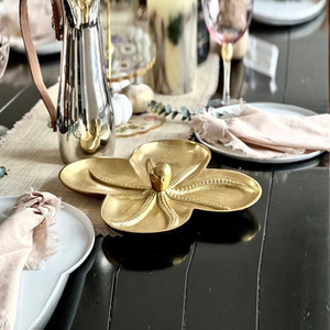 Plateau de service en métal de luxe en forme de fleur avec finition texturée étoile de mer, idéal pour la décoration de table en gros pour hôtels et maisons - Product Image 6