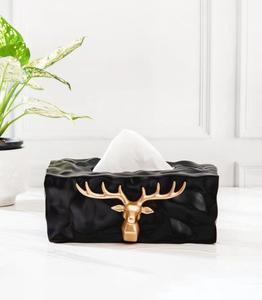 Caja de pañuelos de cerámica Glam con diseño de cabeza de ciervo dorada, soporte para servilletas independiente en blanco y negro - Product Image 2