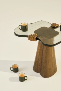 Mesa de Bar Artística de Aluminio Fundido con Base Cónica Esculpida, Acabado Texturizado, Tapa de Vidrio de Diseño, Pieza Destacada, Acento de Lujo para el Hogar - Product Image 4