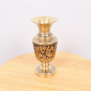 Exquisito jarrón alto de latón con patrones florales esmaltados multicolor y base de pedestal. Disponible a precio de mayorista. - Product Image 5