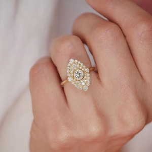 Bague en or jaune avec cluster de diamants de laboratoire de forme marquise, style vintage - Product Image 3