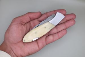 มีดพับเหล็กดามัสกัสคุณภาพสูง ใบมีดทรงดรอปพอยต์ ขอบตรง ด้ามจับทำจากกระดูก ขนาด 18 ซม. - Product Image 5