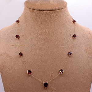 Collier chaîne à maillons en or jaune massif 18 carats avec grenat rouge taille coussin serti clos, bijoux fins en pierres précieuses pour femme, idéal pour les fêtes - Vente en gros - Product Image 1
