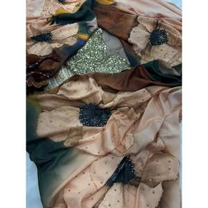 Hermoso Sari con Estampado Floral y Perlas, Trabajo Artesanal, Elegante Conjunto de Joyería Fina para Fiestas - Product Image 2