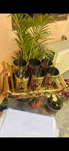 Élégance dans l'ensemble de gobelets en émail Meenakari faits à la main avec plateau doré orné, magnifique ensemble de vaisselle de style Meenakari. - Product Image 2