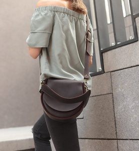 Bolso Cruzado Unisex de Cuero Genuino con Cierre de Cremallera, Color y Logotipo Personalizables, Modelo de Alta Calidad y Estilo Moderno LCS-0051 - Product Image 3