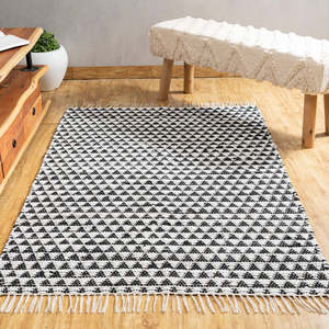 Tapis en coton Chindi fait main noir et blanc, tissé géométrique, style scandinave, avec franges à pompons et envers en latex pour salon - Product Image 1