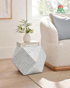Table d'appoint extérieure hexagonale moderne avec incrustation de nacre blanche, design géométrique et structure résistante aux intempéries - Product Image 2