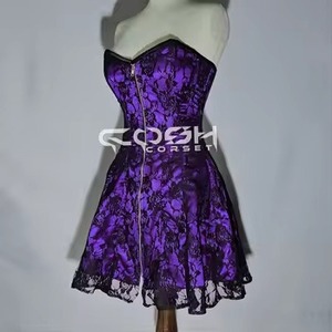 Proveedor mayorista de vestido corto acampanado con corsé de encaje floral negro y satén morado, con cremallera frontal. - Product Image 1