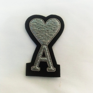 Insignias Personalizadas de Alta Calidad con Diseño de Moda en Tela de Lona, Bordado Hecho a Mano con Hilo de Bullion 3D, Alfabeto Lavable, Mariposa - Product Image 6