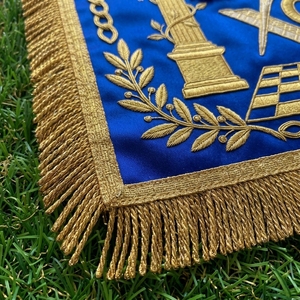 Badge en cuir bleu franc-maçon, œil tout-voyant brodé or, équerres et compas, pompons et franges, taille personnalisée - Product Image 6