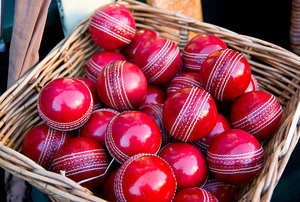 Pelota de Cricket Blanca de Alto Rendimiento RX Personalizada con Logotipos y Empaque a Medida - Product Image 5