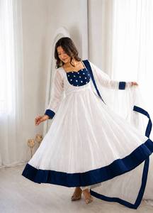 TENNECY Nuevo Vestido Anarkali de Seda con Diseño Espacial Elegante y Bordado de Lentejuelas, con Dupatta, para Fiesta/Boda - Product Image 3