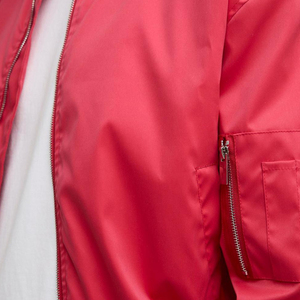 เสื้อแจ็คเก็ตบอมเบอร์ดีไซน์ใหม่ทันสมัยสำหรับผู้ชาย พร้อมกระเป๋าที่แขนเสื้อ ผลิตในปากีสถาน รับผลิตตามแบบ พร้อมโลโก้ตามสั่ง ขายส่ง - Product Image 3