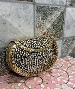 Mini pochette élégante avec travail Kundan et embellissements raffinés, idéale pour les mariages, sac à main en métal, artisanat métallique. - Product Image 2