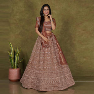 ชุดเลเฮนกาโชลีผ้าทวิลล์ปักลาย พร้อมงานปักดิ้นเลื่อมหนัก กระโปรงทรงแกรนด์ฟเลรยาวกรอมพื้น เสื้อดีไซเนอร์สำหรับงานปาร์ตี้และงานเฉลิมฉลอง - Product Image 1