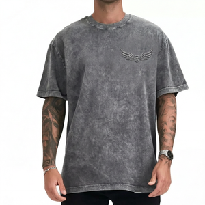 Camiseta de algodón lavado oversize para hombre con logo de alas en relieve frontal, casual, de manga corta, cuello redondo, gris liso, de punto jersey, ajuste cómodo. - Product Image 1