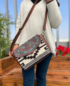 Venta al por mayor Manta de sillín y bolso cruzado occidental de cuero con herramientas florales Bolso bohemio vintage de cuero genuino de alta calidad para mujer - Product Image 3