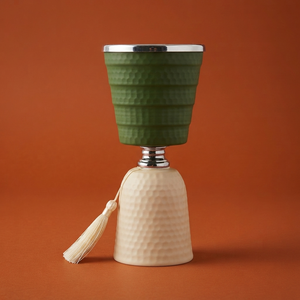 Quemador de incienso árabe bicolor con acabado en polvo verde y crema, detalles plateados y un encantador diseño martillado con borla lateral. - Product Image 1