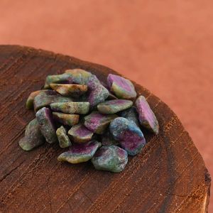 Piedras preciosas de rubí y kianita natural, pepitas crudas, adornos de piedra, gránulos pequeños de 12-14 mm, parte trasera plana para la fabricación de joyas, 10 piezas - Product Image 1