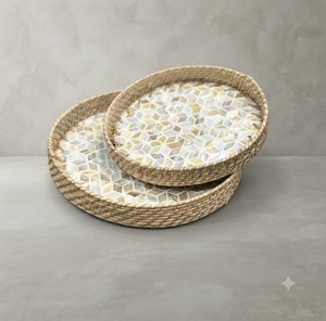 Bandejas Decorativas Redondas de Ratán con Incrustaciones Geométricas de Madreperla, Estilo Floral Zen Asiático, Hechas a Mano, Juego de 2 Piezas - Product Image 1