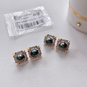 Pendientes de Plata de Ley 925 con Perla Negra Natural de 11-12 mm, con Acabado Liso, Alta Calidad, Visibles, Delicados y Elegantes - Product Image 2