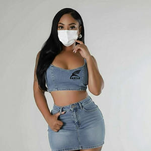 ชุดกระโปรงแฟชั่น OEM แบบกำหนดเองสำหรับผู้หญิง เสื้อครอปท็อปมีฮู้ดพร้อมลายพิมพ์โลโก้ลำลอง ชุดกระโปรงครอปท็อปมีฮู้ดสำหรับฤดูหนาว - Product Image 1