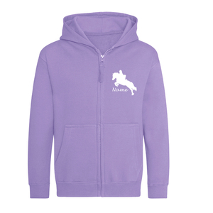 Sweat à capuche unisexe noir avec motif de cavalier sautant, nom personnalisé du cavalier et du cheval imprimé devant et derrière, coupe décontractée, coton French Terry - Product Image 1