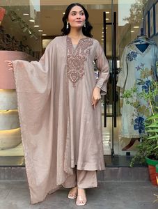 Nuevo Conjunto Premium de Kurta y Pantalón de Seda Romana con Bordado, Dupatta de Seda Chanderi, Listo para Usar, Kurti de 48 Pulgadas de Largo, Venta al Por Mayor - Product Image 3