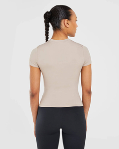 Haut de compression à manches courtes pour femme, coupe ajustée, haute qualité, best-seller, idéal pour l'entraînement - Product Image 2
