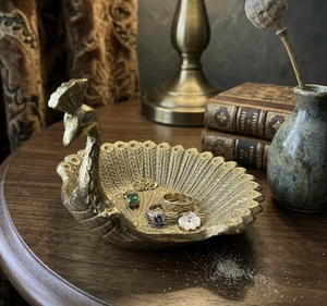 Bandeja de Almacenamiento con Forma de Pavo Real Dorado Antiguo, Perfecta para Decoración de Hogar de Lujo, Colección Vintage Hecha a Mano, Arte en Aluminio - Product Image 1